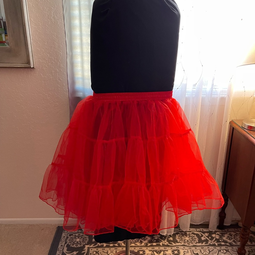 Unbranded petticoat. Size S-M. Red.